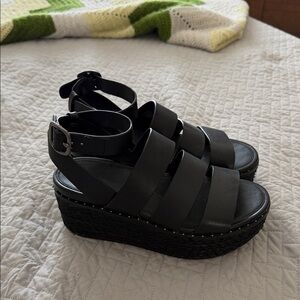 Black Fit Flop Platform Rafia Sandal.